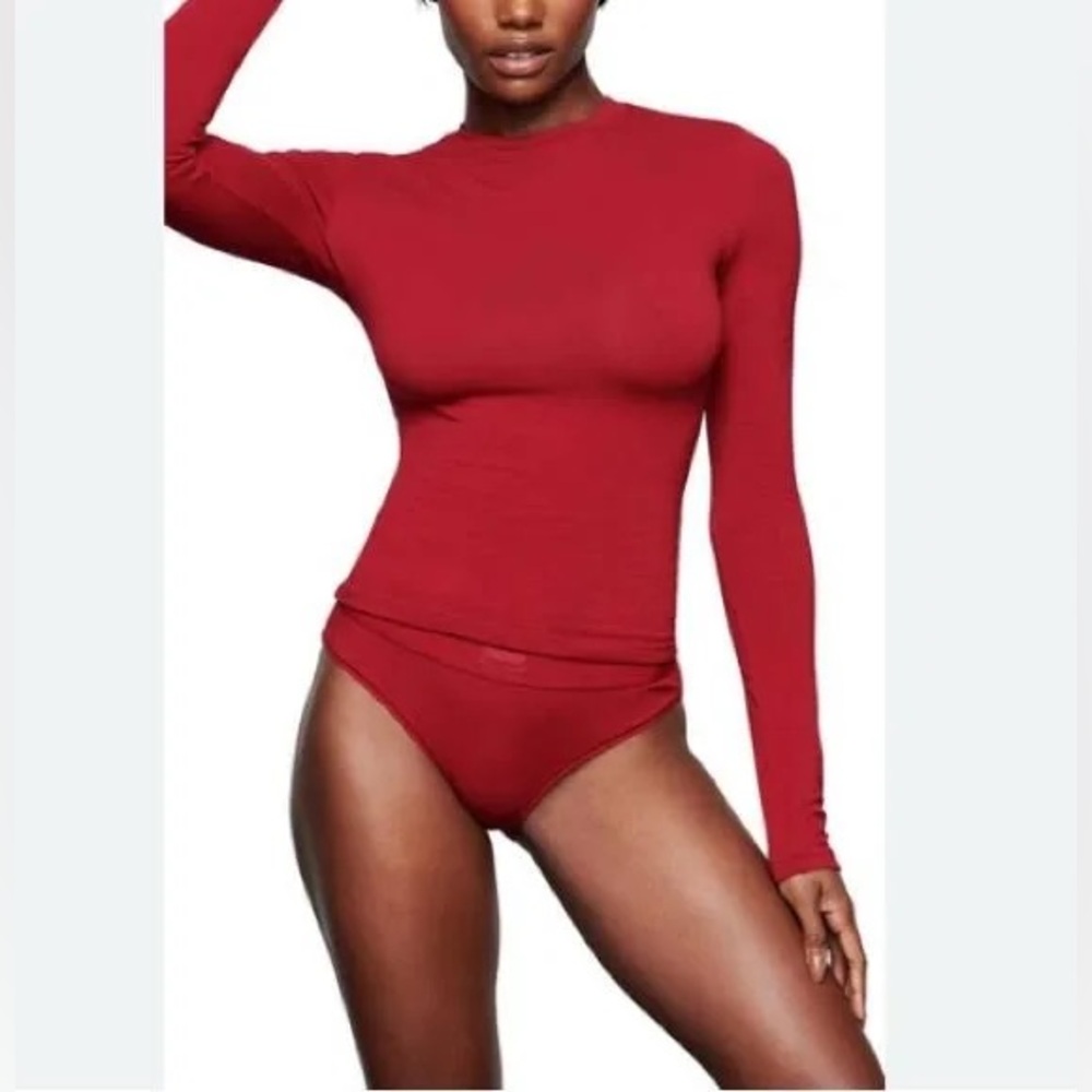 SKIMS SOFT LOUNGE RIB LONG SLEEVE CROP TOP - NWT - M - BRICK